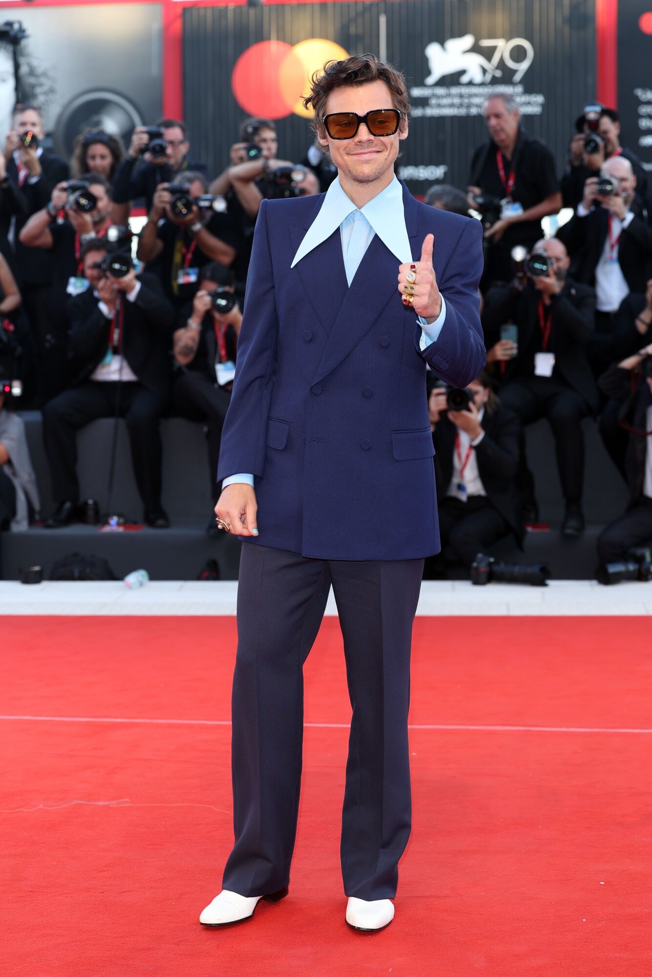 Harry Styles Gucciban, a Don't Worry Darling című film premierjén a Velencei Nemzetközi Filmfesztiválon 2022. szeptember 05-én.