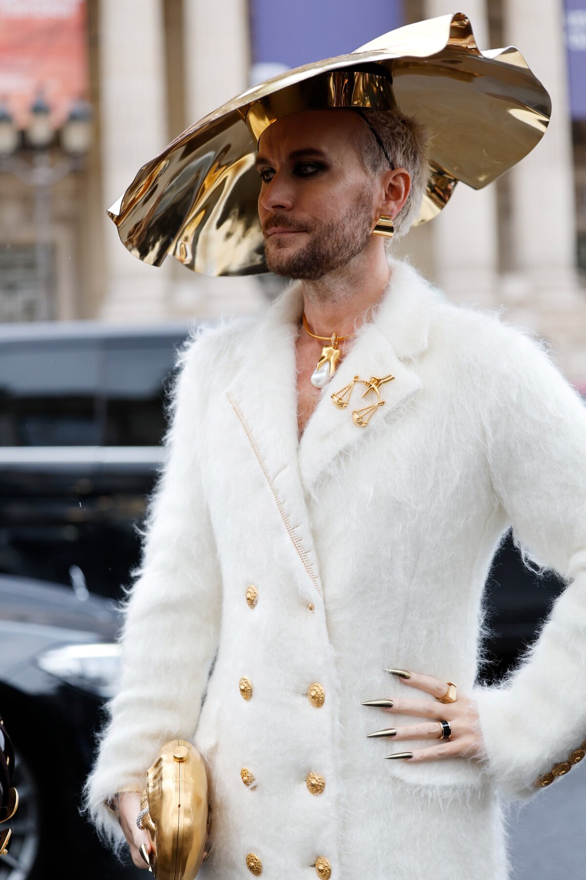 Párizs, Franciaország - JANUÁR 27.: Fredrik Robertsson krémszínű Schiaparelli kabátot, fekete fémes Schiaparelli táskát, aranyszínű fémes nagy kalapot visel a Schiaparellin kívül, a párizsi divathét részeként megrendezett Haute Couture 2025 tavasz-nyári divatbemutatón 2025. január 27-én Párizsban, Franciaországban. (Fotó: )