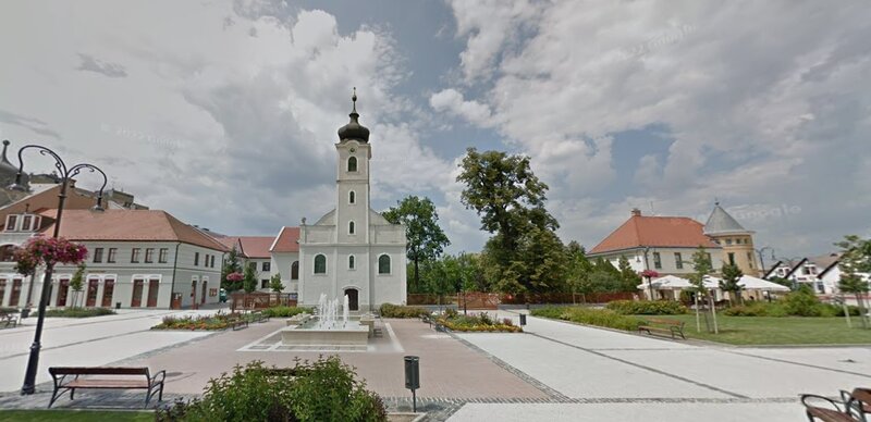 Nyilván erről a magyar főtérről se hiányozhat egy templom.