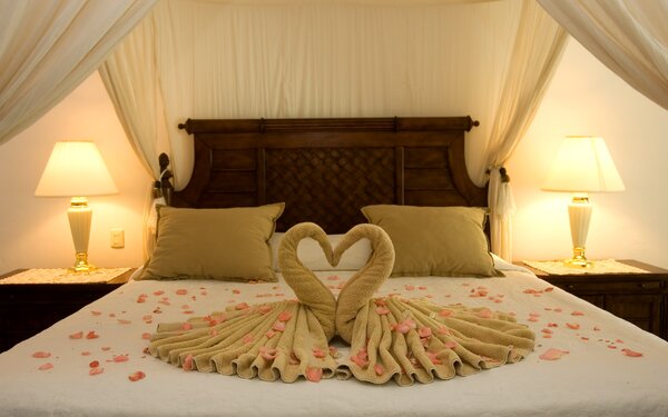 Ezt a romi ágyat választom a törcsikből kiorigamizott textiljércékkel és rózsaszirmaival.