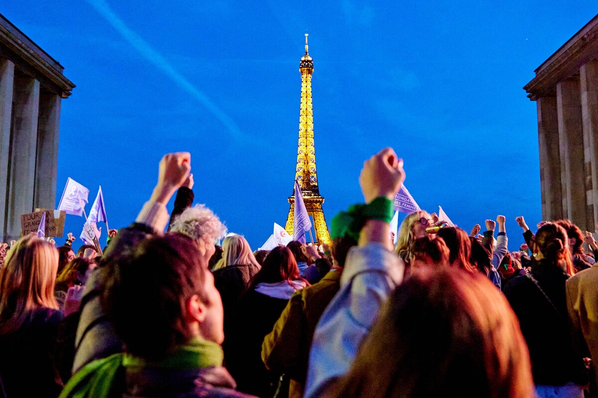 Emberek gyűltek össze az Eiffel-torony mellett a párizsi Place du Trocadero téren 2024. március 4-én, hogy megünnepeljék az abortuszhoz való jog beiktatását a francia alkotmányba. 