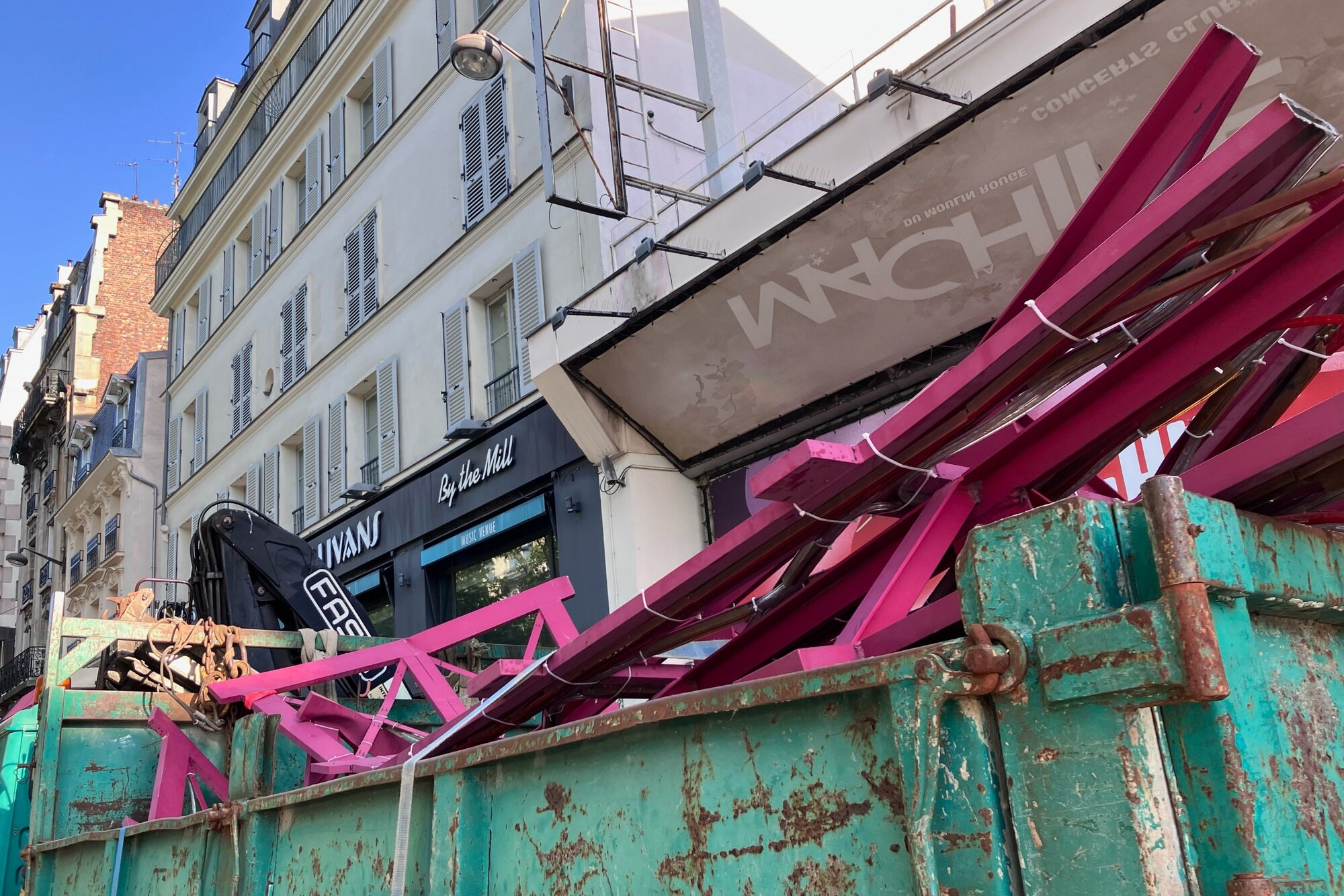 Megrongálódott a Moulin Rouge mulató Párizsban