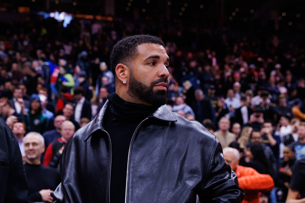 Drake 2025. január 13-án egy Golden State Warriors–Toronto Raptors NBA-meccsen