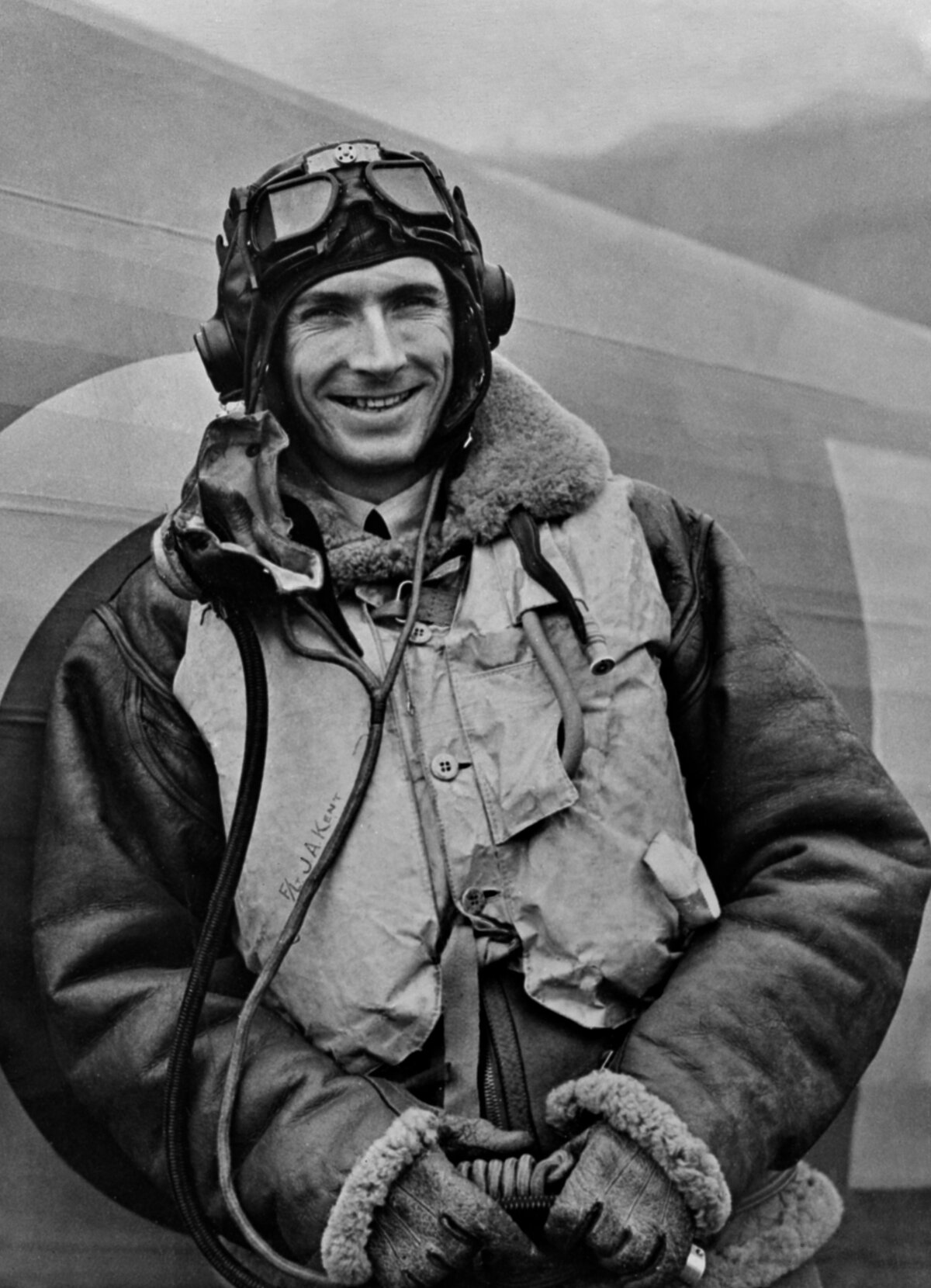 John A. Kent (John Alexander Kent) repülőhadnagy a második világháború alatt.