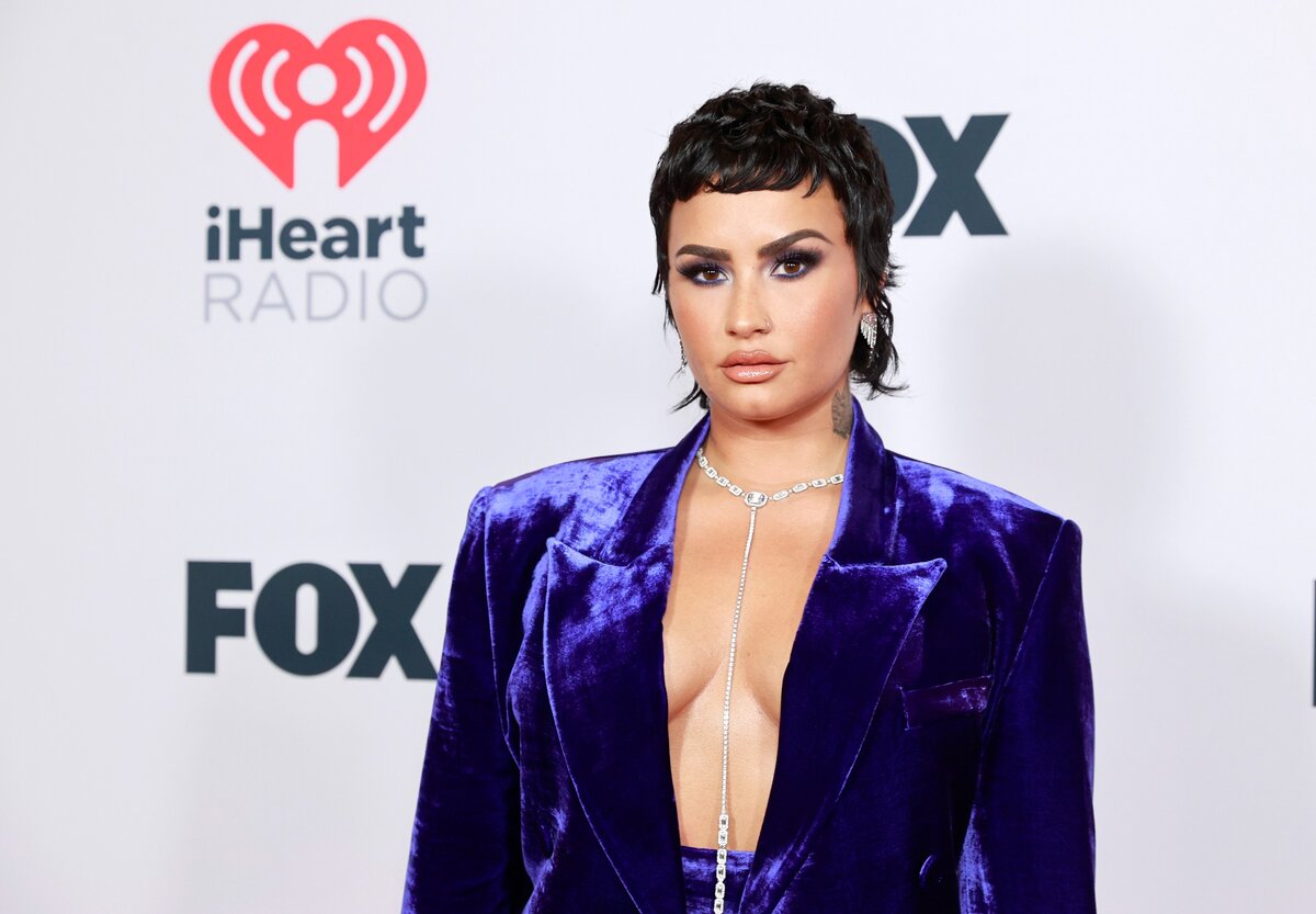 Demi Lovato 2021-ben Dancing with the Devil... the Art of Starting Over című albumja megjelenése előtt coming outolt mint nem bináris. 