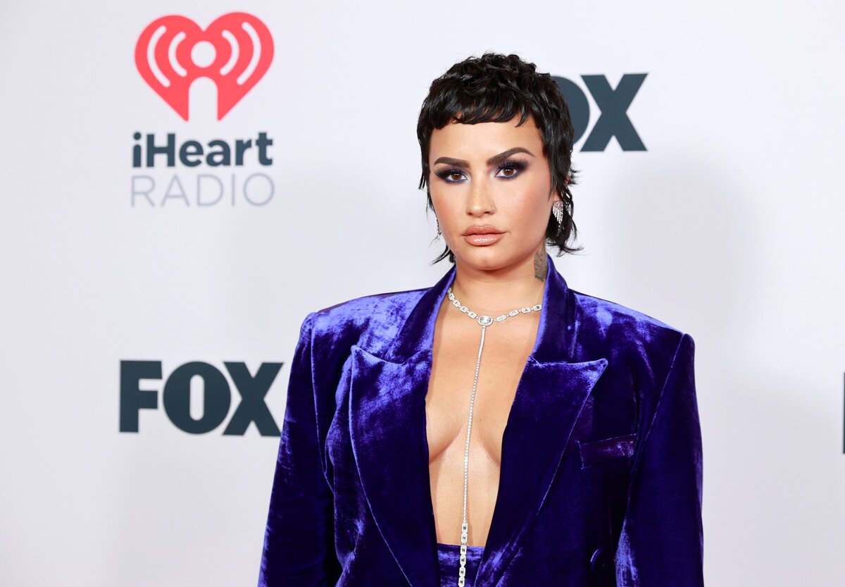 Demi Lovato 2021-ben Dancing with the Devil... the Art of Starting Over című albumja megjelenése előtt coming outolt mint nem bináris.