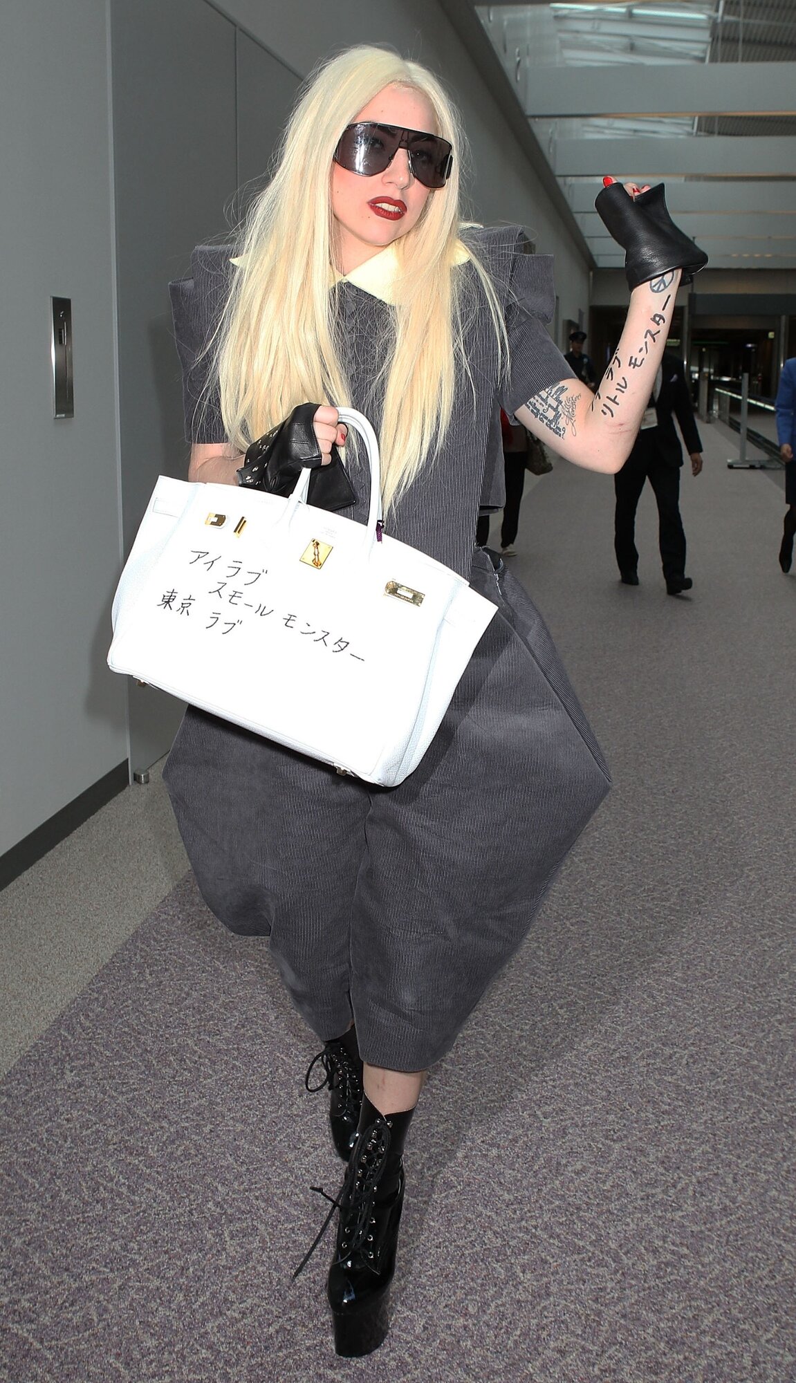 NARITA, JAPÁN - ÁPRILIS 13.: Lady Gaga amerikai popénekesnő érkezik a Narita nemzetközi repülőtérre 2010. április 13-án Naritában, Japánban. (Fotó: Koichi Kamoshida/Getty Images)