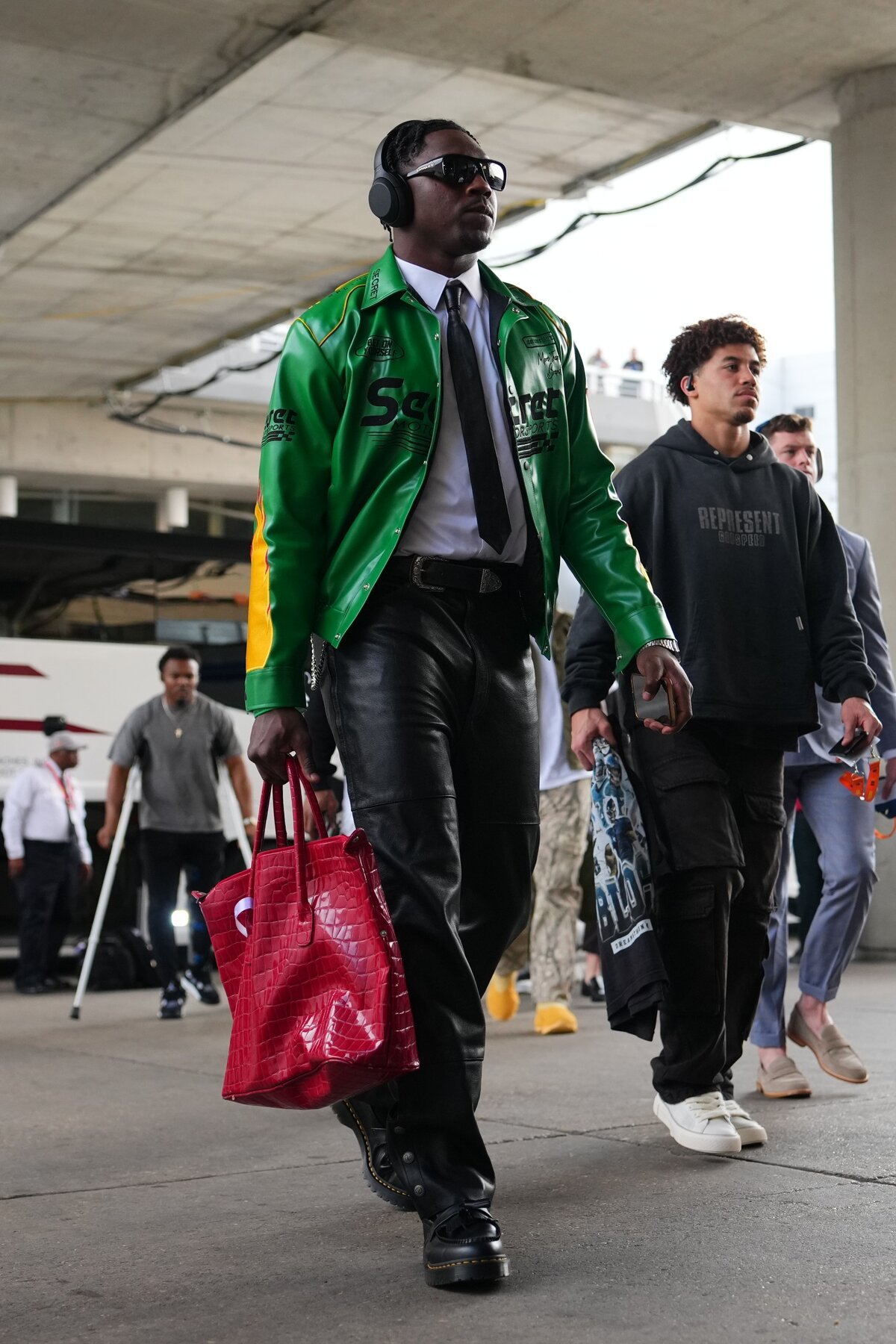 NEW ORLEANS, LA - FEBRUÁR 09: A.J. Brown #11 a Philadelphia Eagles játékosa érkezik a Kansas City Chiefs elleni Super Bowl LIX mérkőzés előtt a Caesars Superdome-ban 2025. február 9-én New Orleansban, Louisiana államban. (Fotó: )