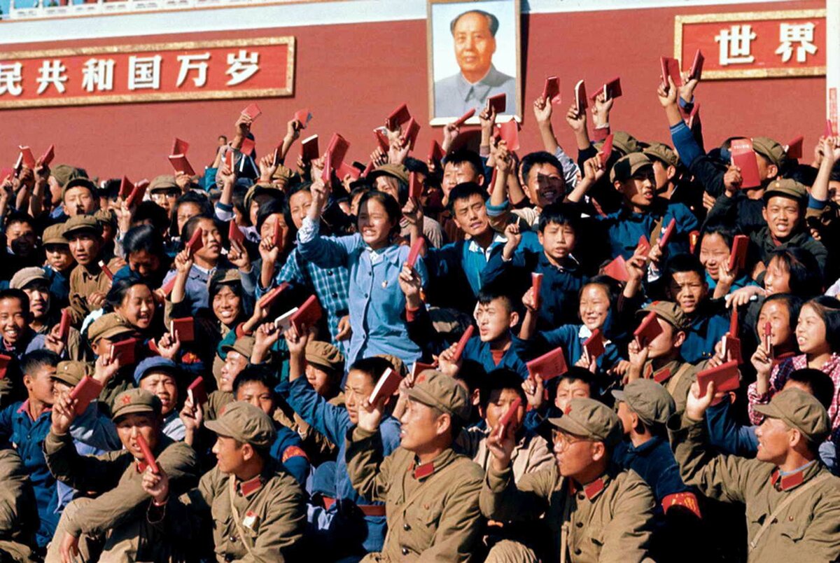 Lelkes vörös gárdisták tömege lengeti Mao Ce-tung kis vörös könyvét.