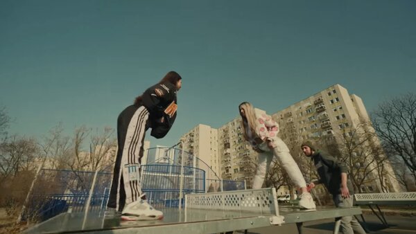 Megvan az, amikor egy spanod elkezd egy sztorit, és már vagy fél órája tart, de még mindig nem derült ki, hogy miről is szól? A 2022-es Klipszemle legjobb klipje pont erről szólt, de kik az előadók?