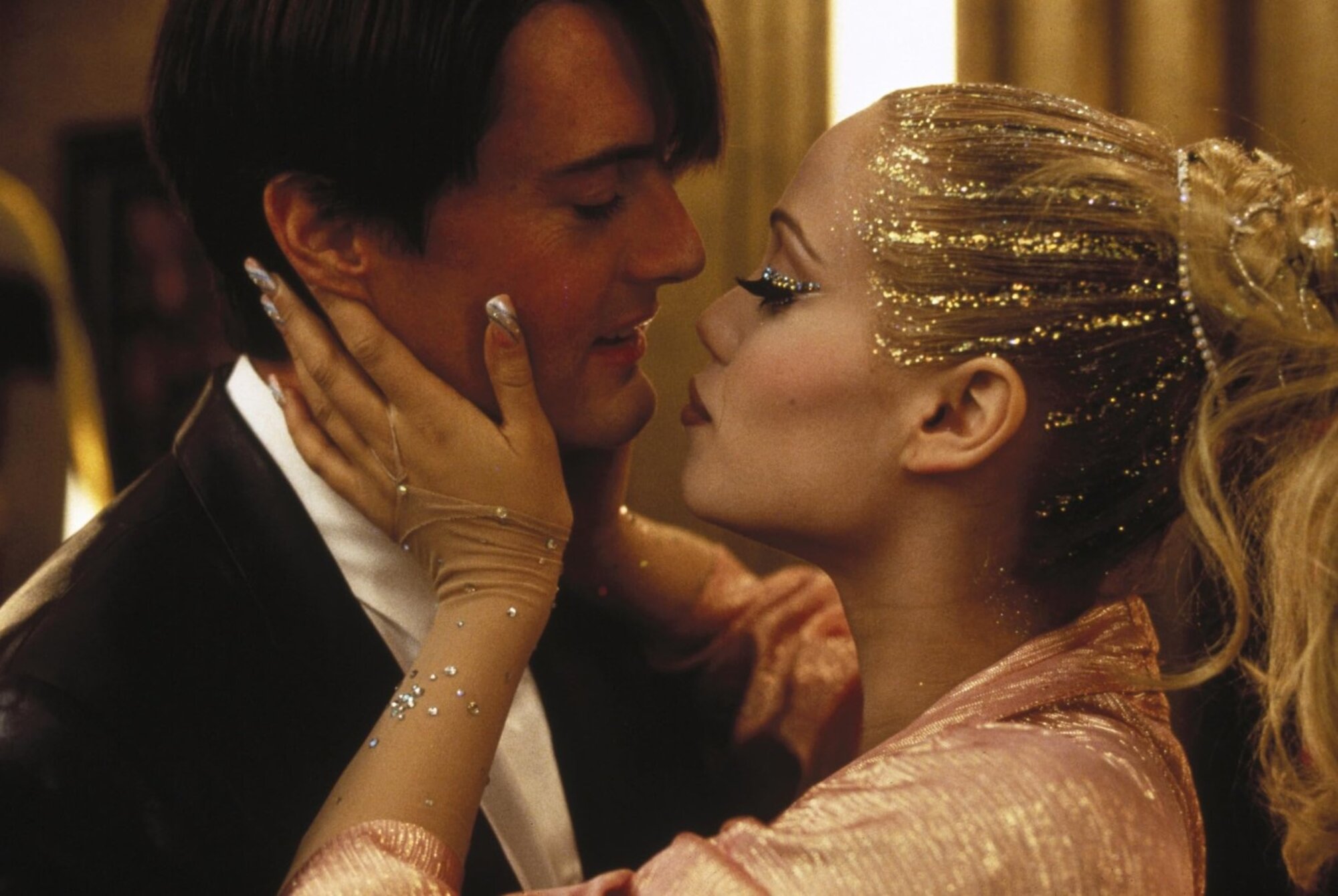 Részlet a Showgirls című filmből. Nomi  eljut a szerencsejáték, a pénz, a szex és persze a showműsorok fővárosába. Feltett szándéka, hogy nagymenő táncosnő lesz belőle. Persze itt is mindent alulról kell kezdeni. Legalul, egy sztriptízbárban, ahol kívül-belül mindent le kell vetkőznie. És amikor eljön a nagy nap és beválasztják az Istennő című új musical tánckarába, ott áll a nagy lehetőség kapujában. Ha elég kemény, megragadja. Onnan már egyenes út vezet a csúcsra. De vajon megéri-e?