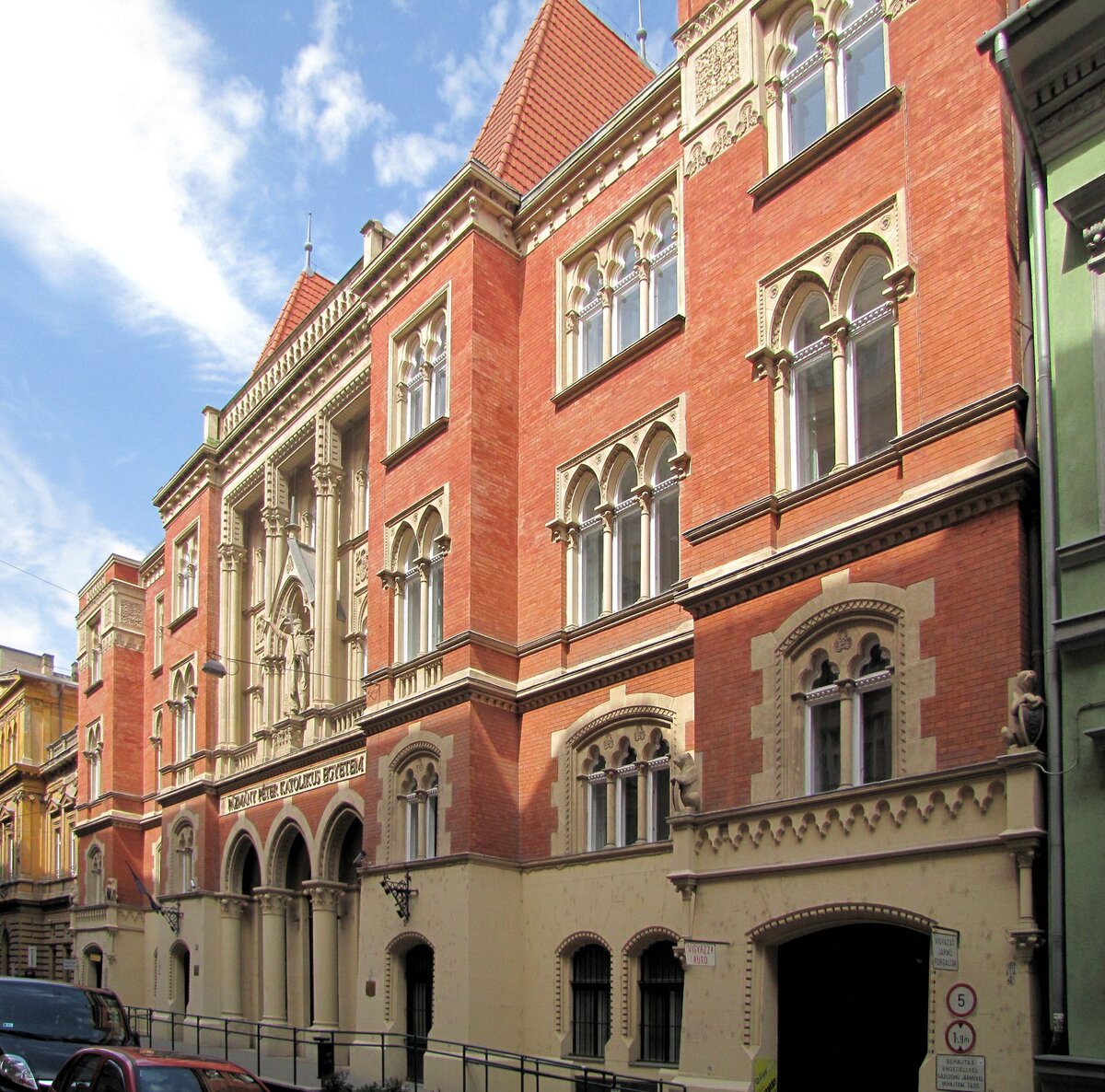 Nem rúgják ki a pázmányos oktatókat, akik szerint minden szeretet egyenértékű