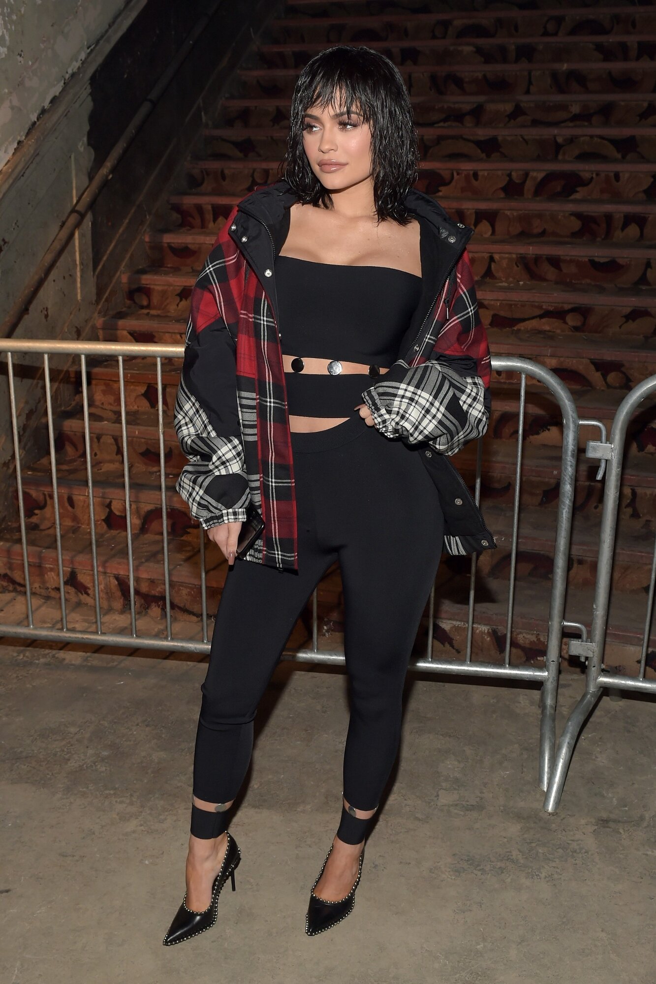 Kylie Jenner részt vesz az Alexander Wang 2017. februári divatbemutatóján a New York-i Divathéten 2017. február 11-én.