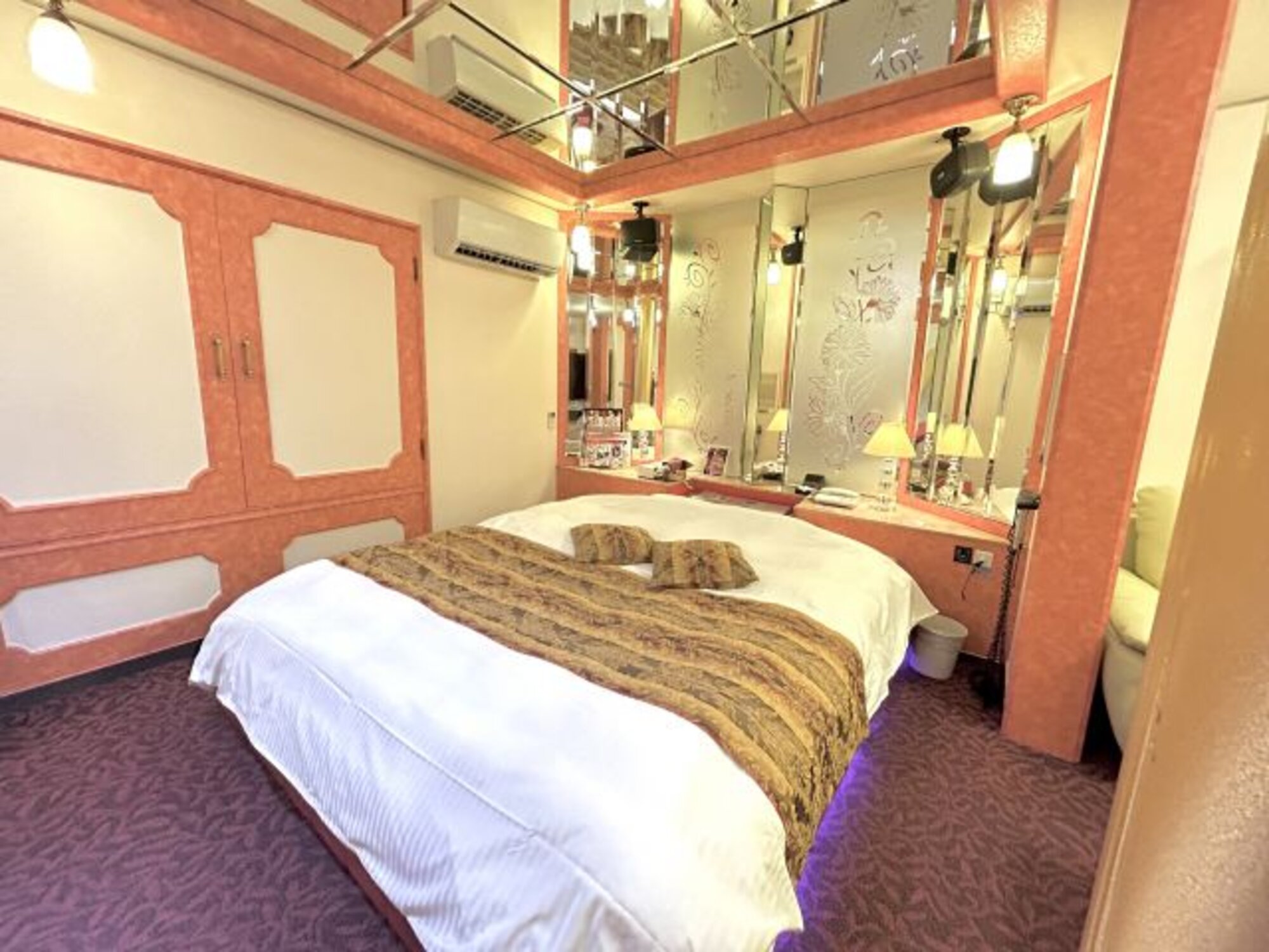 A szerelemhotel a rövid távú tartózkodásra alkalmas hotelek egy típusa, amely világszerte megtalálható, és elsősorban azzal a céllal működik, hogy a vendégek számára a szexhez szükséges egyedüllétet biztosítsa.
