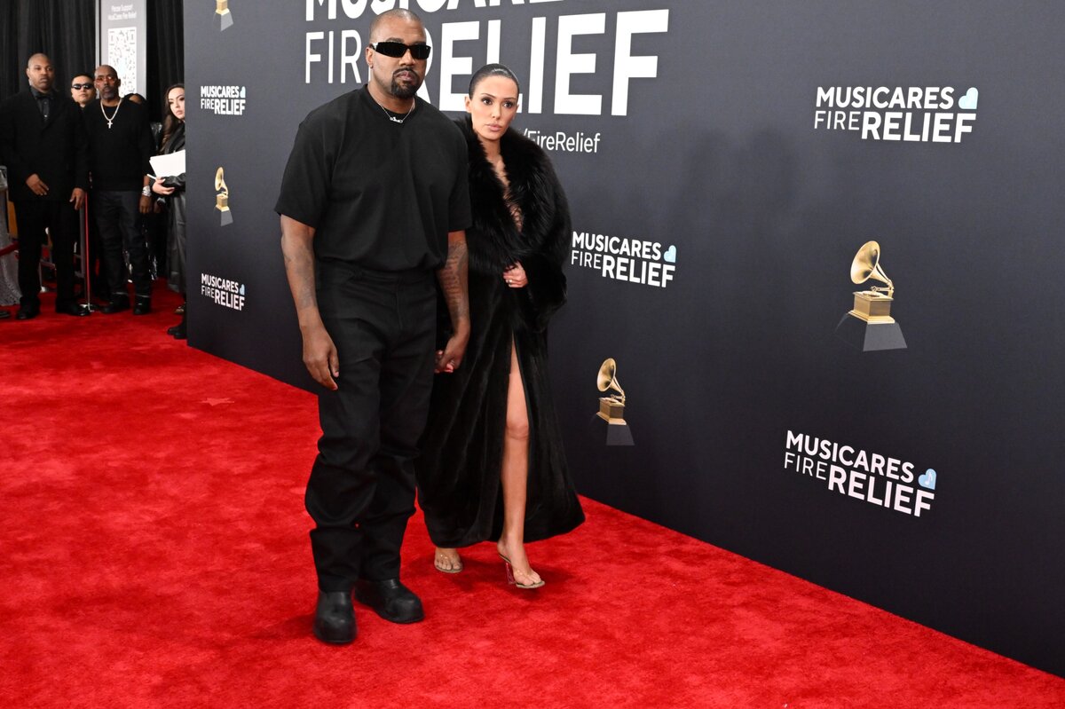 LOS ANGELES - FEBRUÁR 2: Kanye West és Bianca Censori a 67. Grammy-díjátadón, amelyet élőben közvetít a Crypto.com Arénából a kaliforniai Los Angelesben, február 2-án, vasárnap (20:00-11:30, élőben ET/5:00-20:30, élőben PT) a CBS televíziós csatorna, és élőben és igény szerint a Paramount+-on.* (Photo by ).
