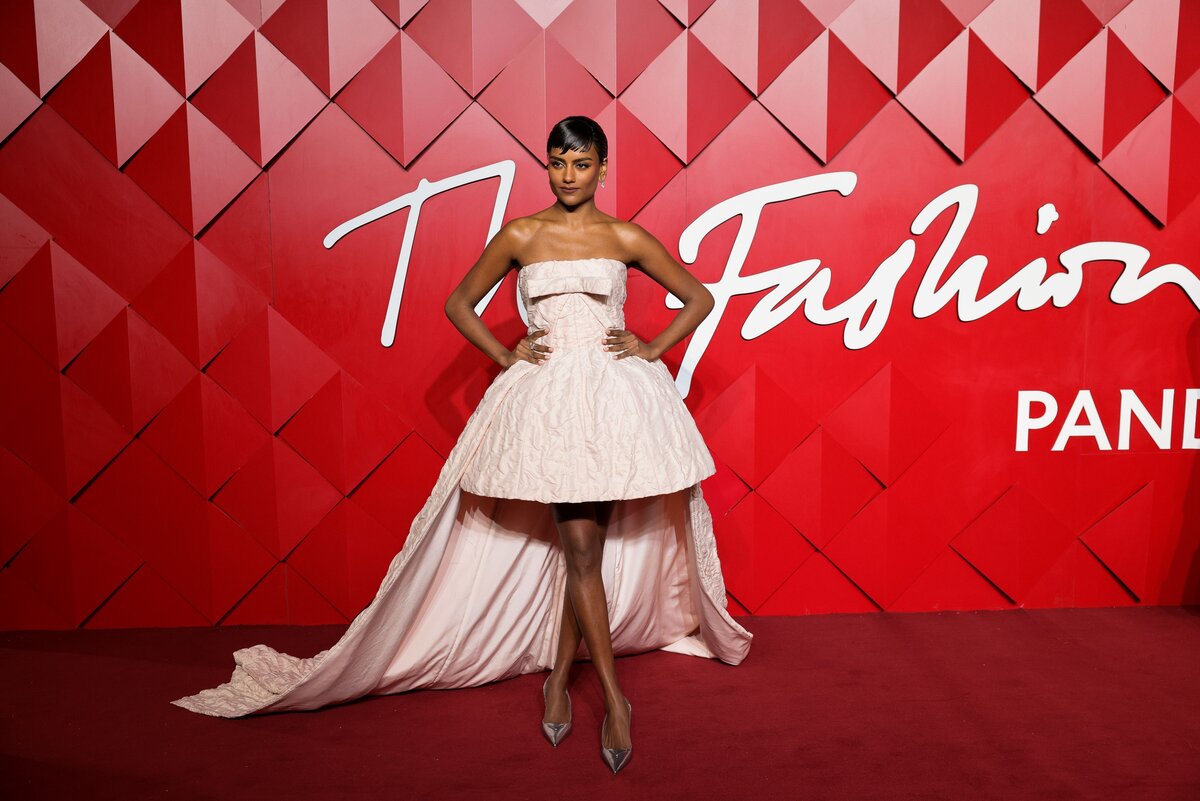 Simone Ashley a The Fashion Awards 2024 díjátadón, a Royal Albert Hallban, Londonban, Angliában, 2024. december 2-án.