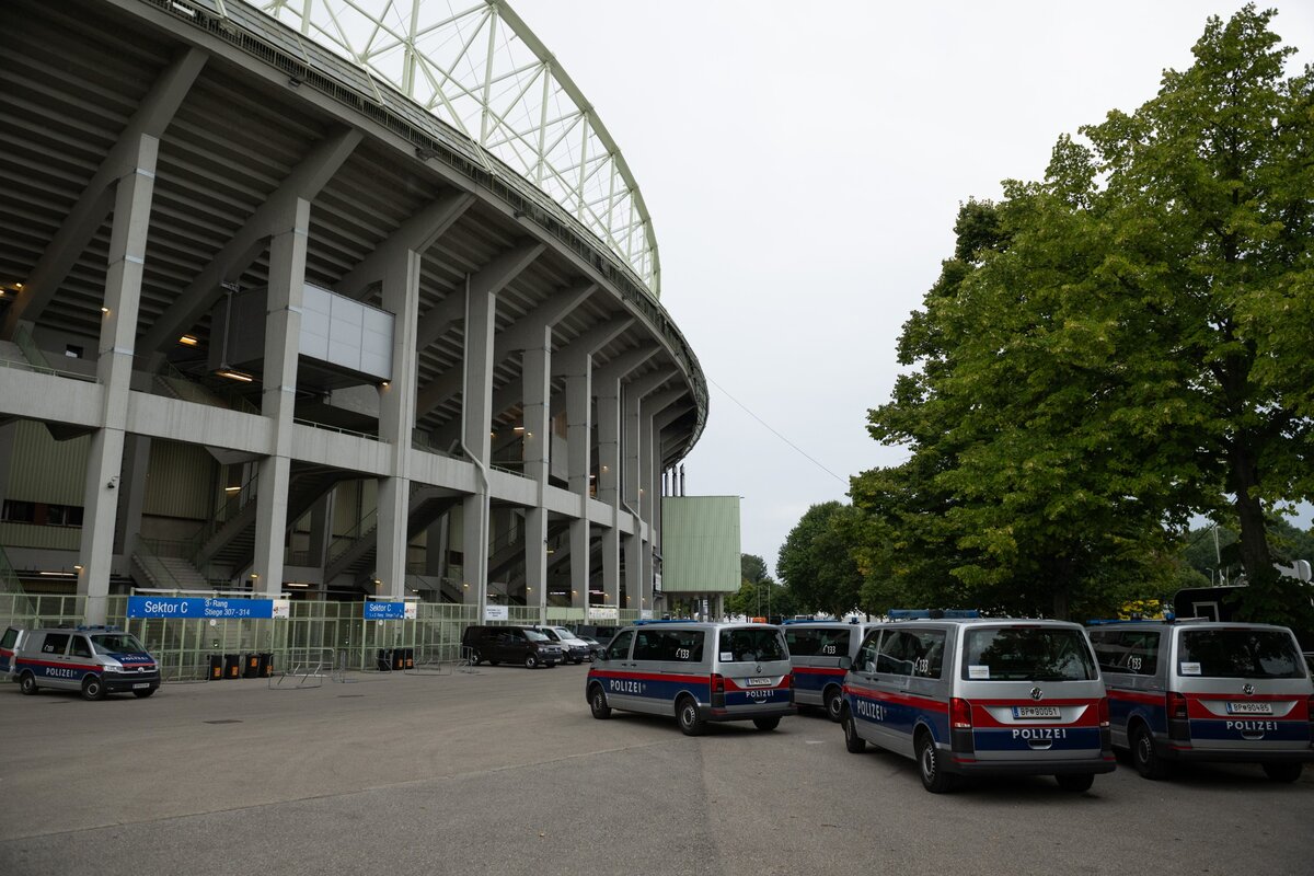 Fokozott hatósági jelenlét a bécsi Ernst Happel Stadionnál, ahol készülő terrortámadás miatt mondták le Taylor Swift triplakoncertjét