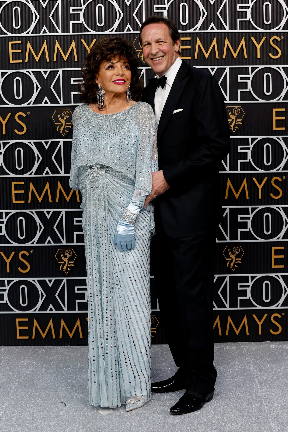 LOS ANGELES, KALIFORNIA - JANUÁR 15.: (L-R) Dame Joan Collins és Percy Gibson a 75. Primetime Emmy-díjátadón a Peacock Színházban 2024. január 15-én Los Angelesben, Kaliforniában. (Fotó: Frazer Harrison/Getty Images)