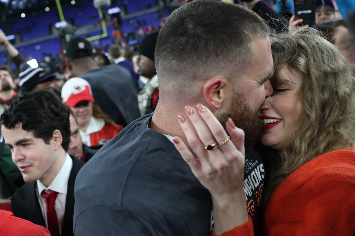 Travis Kelce és Taylor Swift ünneplik a Kansas City Chiefs győzelmét a január 28-i konferenciadöntő után