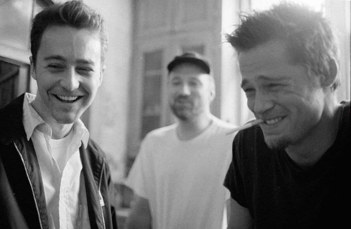 Edward Norton, David Fincher és Brad Pitt a Harcosok klubja forgatásán