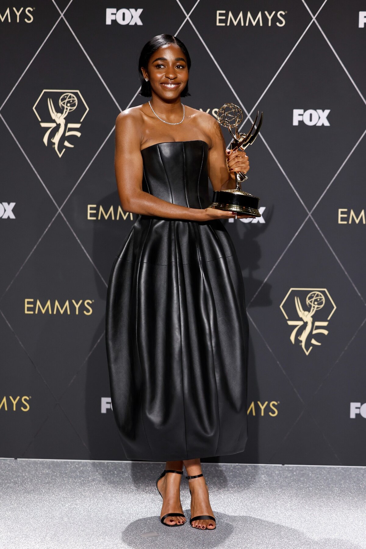 LOS ANGELES, KALIFORNIA - JANUÁR 15.: Ayo Edebiri, a "The Bear" című vígjátéksorozat kiváló női mellékszereplője a sajtószobában pózol a 75. Primetime Emmy-díjátadón a Peacock Színházban 2024. január 15-én Los Angelesben, Kaliforniában. 
