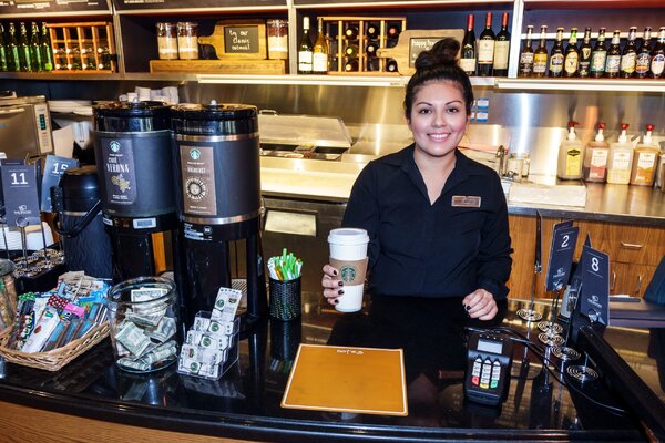 A barista megkérdi, hogyan hívnak téged, mert fel szeretné írni a neved a pohárra. Azt mondod Anna. Mi kerül végül a pohárra?