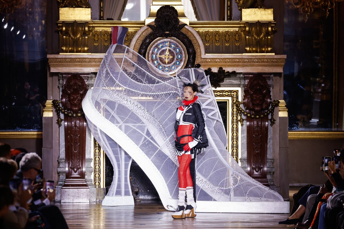 Bella Hadid a kifutón sétál a Thom Browne 2023-as tavaszi-nyári divatbemutatóján a Párizsi Divathét keretében a Palais Garnier-ben 2022. október 3-án, Párizsban, Franciaországban. (Fotó: )
