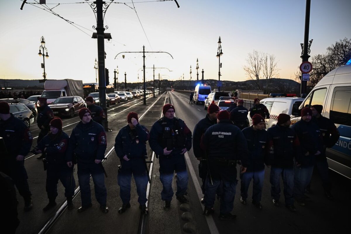 Kedd délután a Parlament előtt kezdődött a Momentum tüntetése a Pride betiltását lehetővé tevő jogszabály megszavazása ellen. A demonstráció a Margit hídnál folytatódott, és csak este tíz után ért véget. A helyszínről készült képekből válogattuk össze a legizgalmasabbakat.