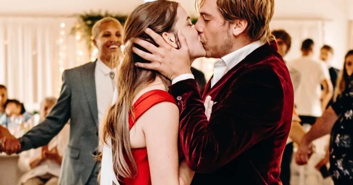 Magyar divattervező alkotta meg Palvin Barbi menyecskeruháját | REFRESHER.hu