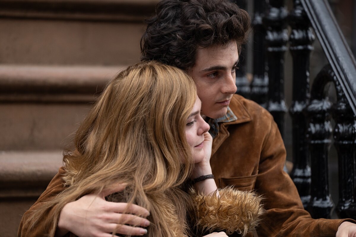Elle Fanning és Timothée Chalamet a "Sehol se otthon" című filmben