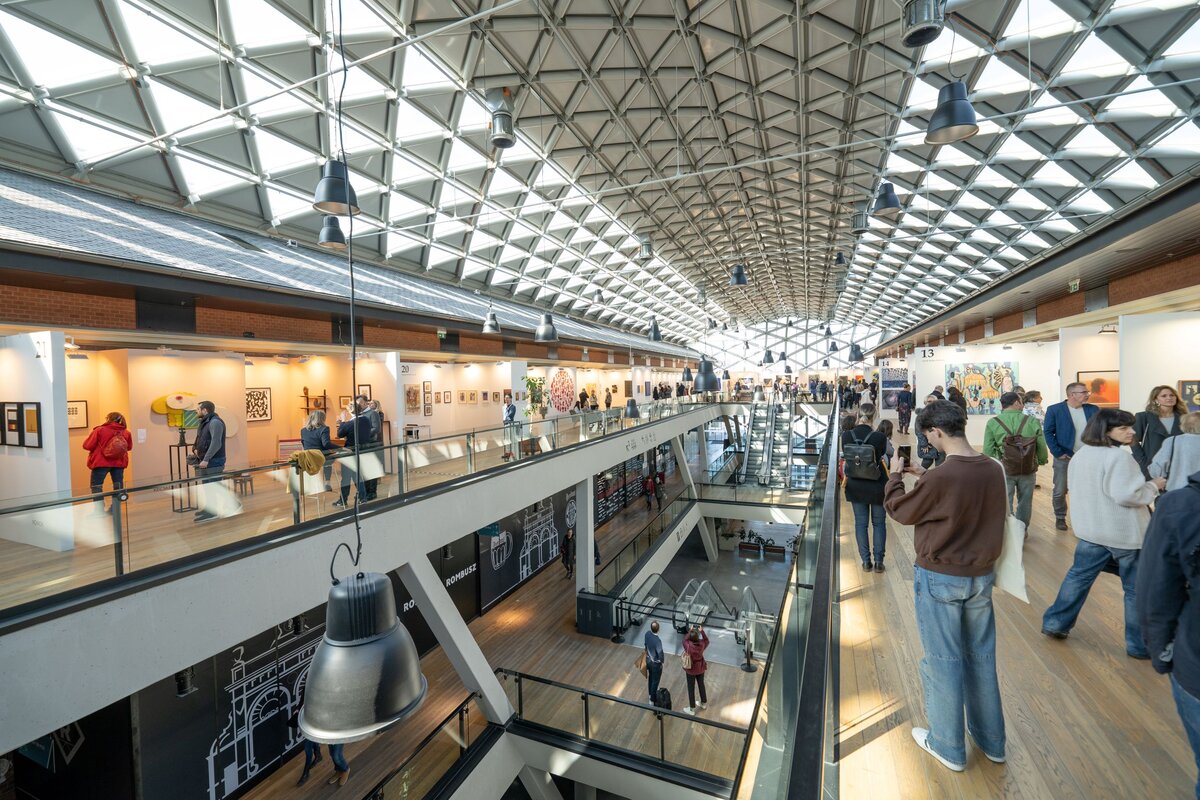 Rekordszámú galéria részvételével, több ezer műtárggyal érkezik az Art and Antique Budapest a Bálna épületében.