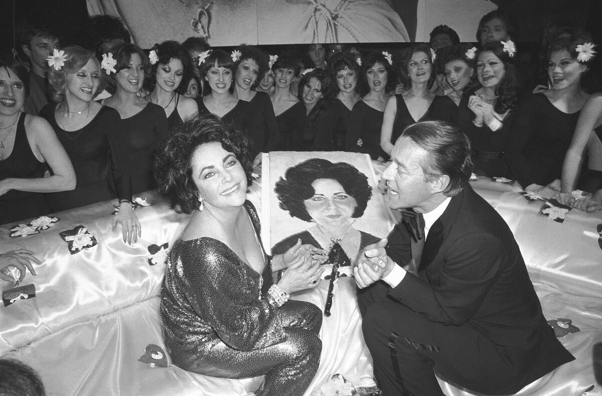 Elizabeth Taylor 46. születésnapját ünnepelte meg a Studio 54-ben. A képen Halston, divattervezővel látható. 1978. június 3./6. - New York. színésznő az "Egy kis éjszakai zene" filmváltozatának premierjét is megünnepelte, amelyben ő a főszereplő.