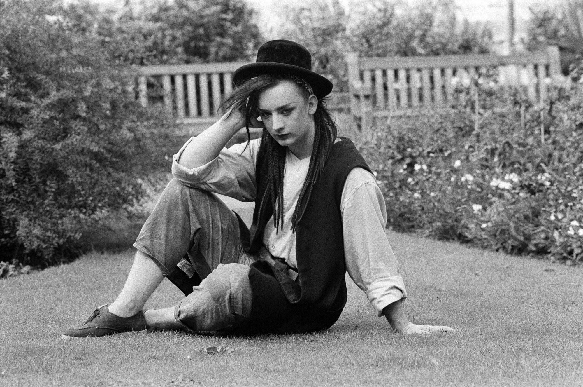 Boy George (polgári nevén George Alan O'Dowd) angol zenész, énekes-dalszerző. Az 1980-as évek egyik legnagyobb pop-ikonja, leginkább a Culture Club együttes énekeseként ismert. 