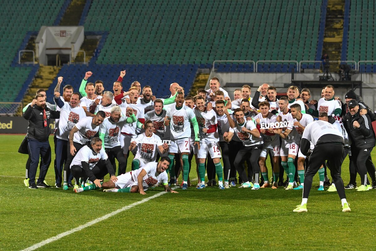A magyar fociválogatott ünnepli az Eb-re való kijutást a Bulgária elleni döntetlenes mérkőzés után
