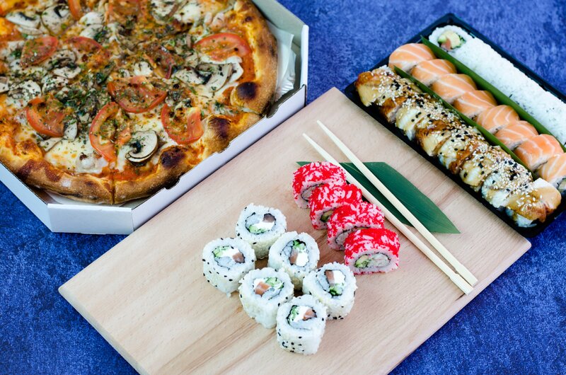 Melyik hizlal jobban: egy szelet margherita pizza, vagy egy doboznyi (8db) sushi? 