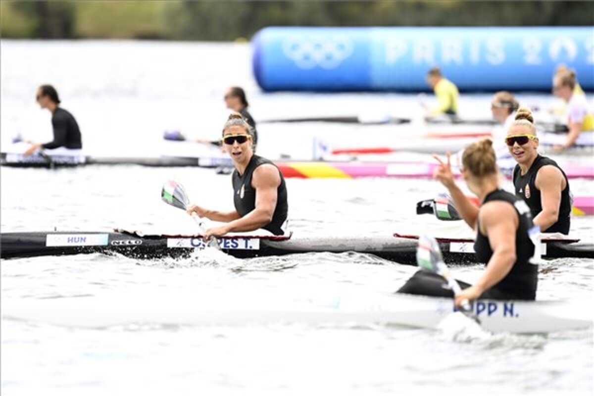 Vaires-sur-Marne, 2024. augusztus 9. Az ezüstérmes Csipes Tamara (b) és Gazsó Alida Dóra (j) a női kajak párosok 500 méteres versenyének döntője után a 2024-es párizsi nyári olimpián a vaires-sur-marne-i evezős és kajak-kenu pályán 2024. augusztus 9-én. MTI/Kovács Tamás
