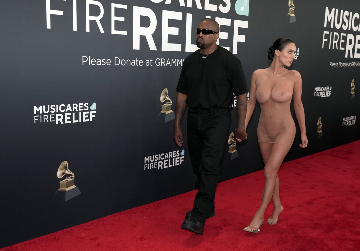 LOS ANGELES - FEBRUÁR 2: Kanye West és Bianca Censori a 67. Grammy-díjátadón, amelyet élőben közvetít a Crypto.com Arénából a kaliforniai Los Angelesben, február 2-án, vasárnap (20:00-11:30, élőben ET/5:00-20:30, élőben PT) a CBS televíziós csatorna, és élőben és igény szerint a Paramount+-on.* (Photo by ).