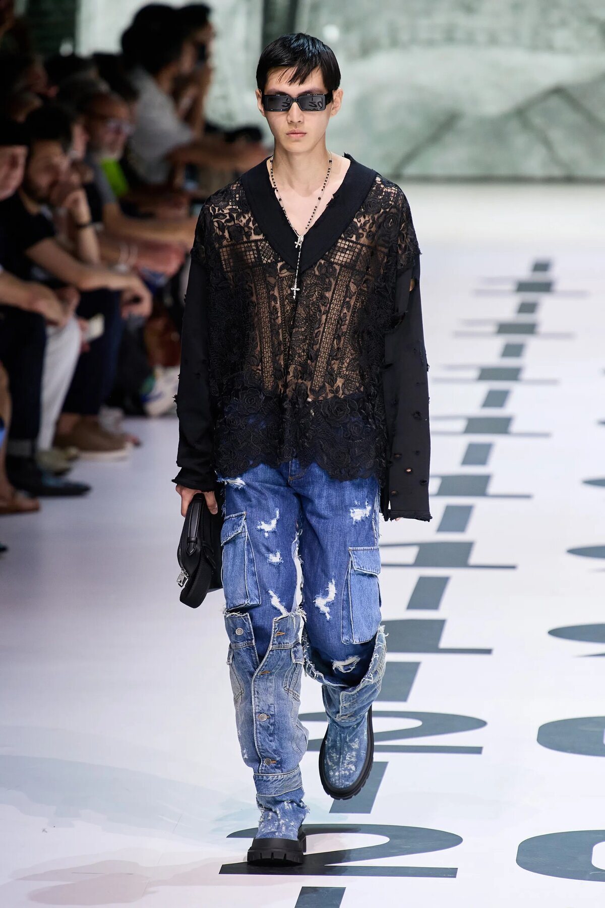 Dolce & Gabbana szett a V-nyakú felsővel – 2023 tavasz/nyár