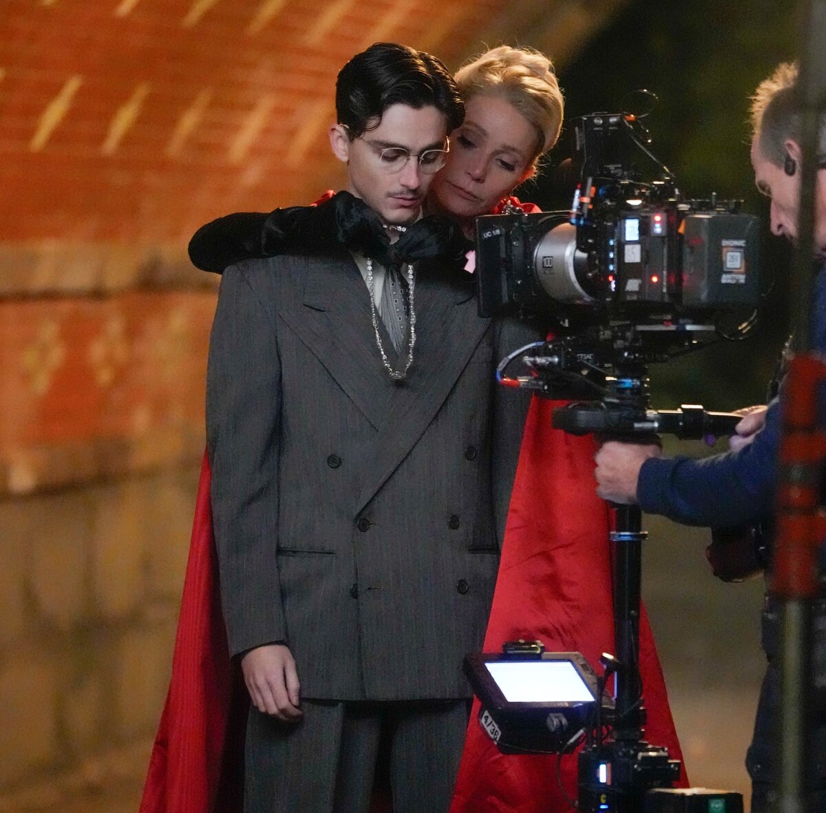 Timothée Chalamet és Gwyneth Paltrow a "Marty Supreme" című film forgatásán, 2024 októberében