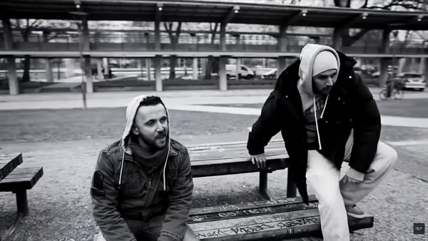 Na ez nem lesz nehéz, de engem például meglepett, hogy anno ezt a klipet is nevezték az Első Klipszemlére. Majka ül az Erzsébet téren, de melyik dalban?