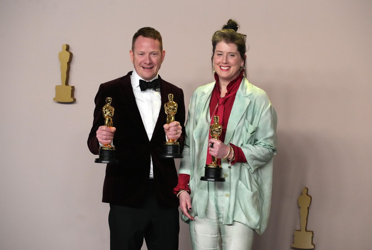 James Price és Shona Heath, a Szegény párák két berendezője a Mihalek Zsuzsának járó, harmadik Oscar-szoborral