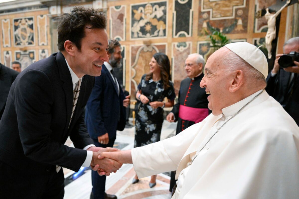 Híres humoristákkal találkozott Ferenc pápa
