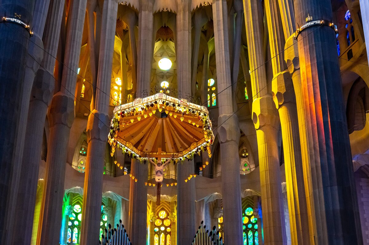 Belső üvegfestmények és építészet a La Sagrada Familia templomban, amely az Unesco Világörökség része.