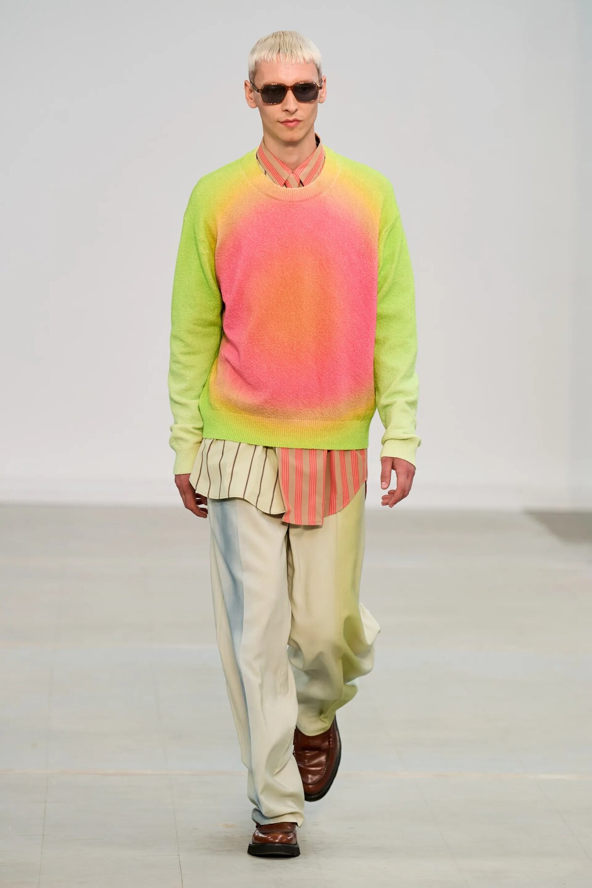 Paul Smith 2023-as kollekciója tele van rikító színekkel