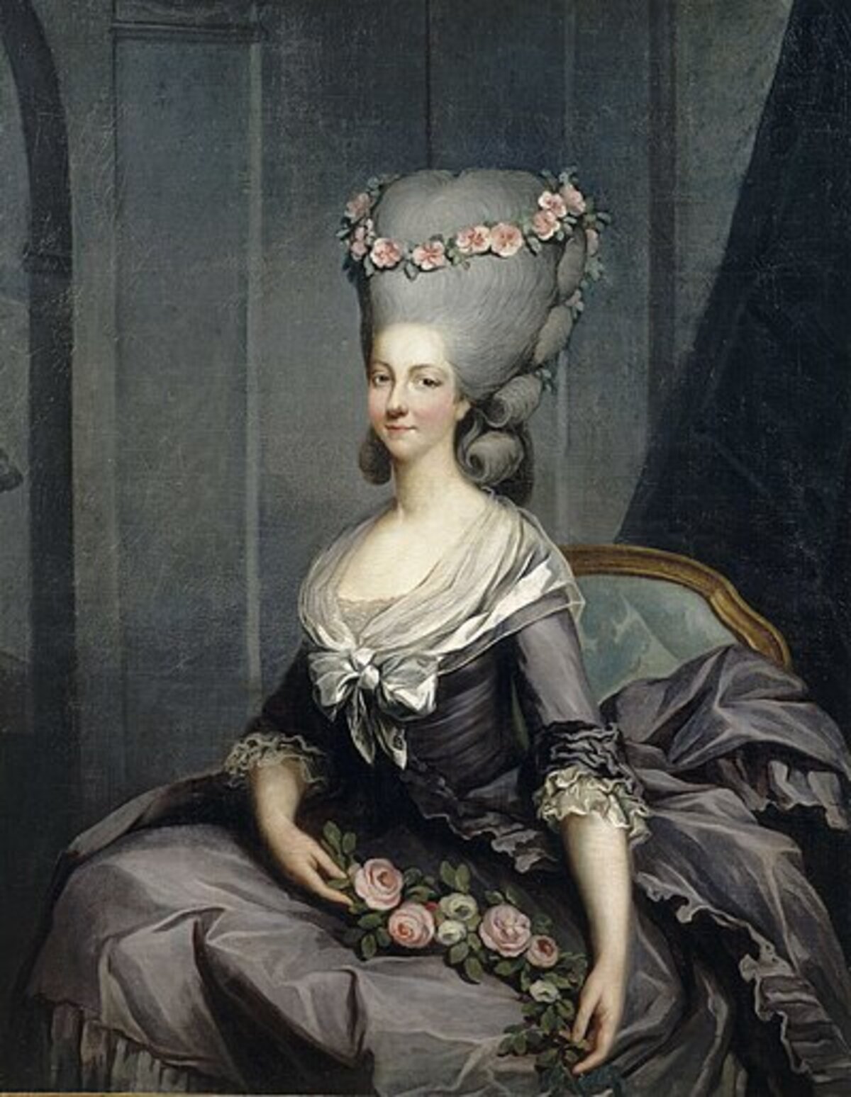 Marie Antoinette Maria Antonia Josepha Joanna, ismertebb nevén Marie Antoinette 1755. november 2-án született Bécsben. Franciaország utolsó királynője Madame Deficit gúnynéven a monarchia túlkapásainak szimbólumává vált, számtalan röpirat vádolta pazarlással és házasságtöréssel. A pénzügyi káosz és a rossz termés országszerte megemelte a gabonaárakat, így Marie Antoinette extravagáns életmódjával gyűlölettel teli kritikák kereszttüzébe került. Kilenc hónappal férje, XVI. Lajos után a forradalmi törvényszék parancsára 1793-ban, 37 éves korában lefejezték.
