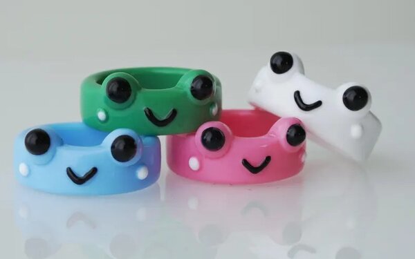 A békás gyűrűt választom.