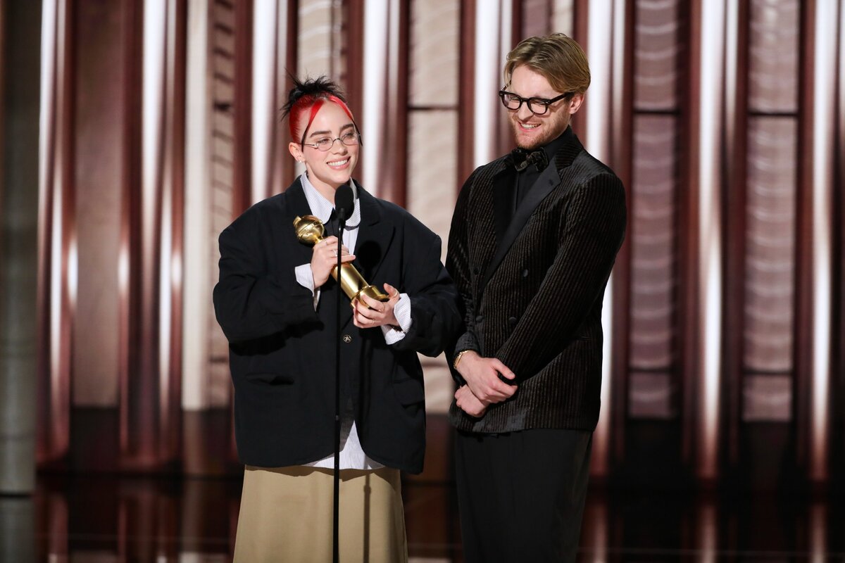 Billie Eilish és Finneas veszik át a legjobb eredeti dalnak járó elismerést a 2024-es Golden Globe-gálán