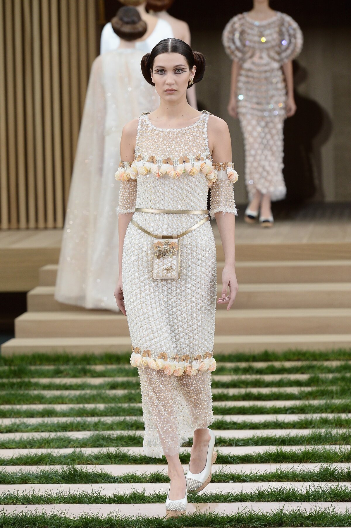 Párizs, Franciaország - JANUÁR 26.: Bella Hadid sétál a kifutón a Chanel Haute Couture 2016 tavaszi-nyári bemutatóján a párizsi divathét keretében 2016. január 26-án Párizsban, Franciaországban. (Fotó: Dominique Charriau/WireImage)