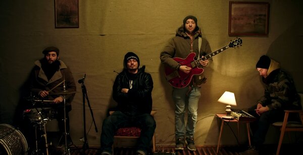 Végül még egy klip, az Első Klipszemléről, 2015-ből. Kivel közösen készítette az Akkezdet Phiai az alábbi dalt, ami a Balaton Methodban is szerepelt?