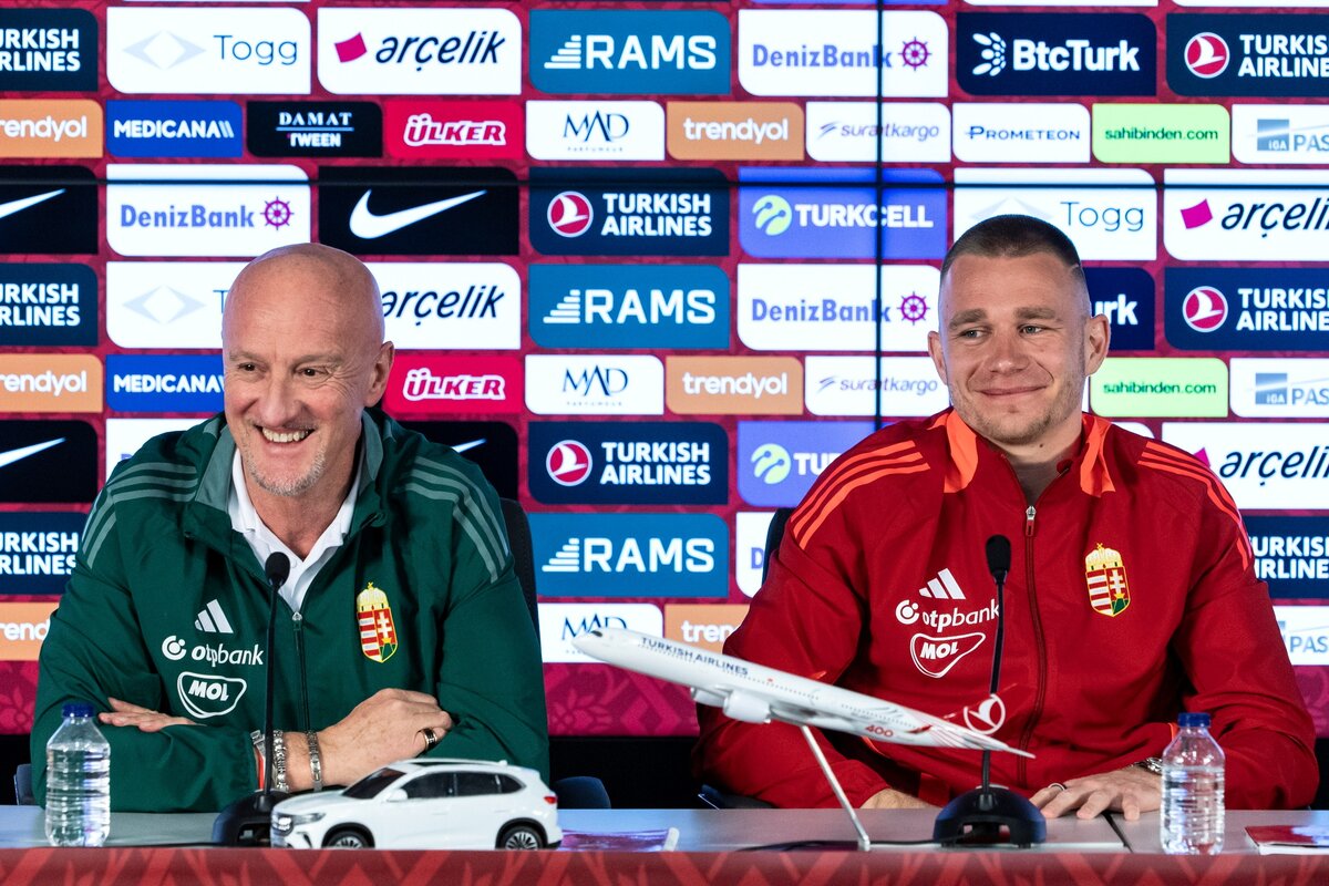 Marco Rossi szövetségi kapitány és Szalai Attila játékos (b-j) a magyar labdarúgó-válogatott sajtótájékoztatóján Isztambulban az Ali Sami Yen Sportkomplexumban 2025. március 19-én. A magyar válogatott a törökök ellen március 20-án lép pályára a Nemzetek Ligája osztályozóján